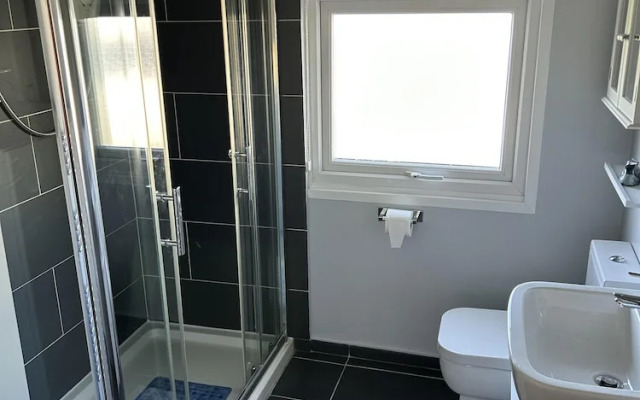 Modern One Bedroom Chalet With Central Heating