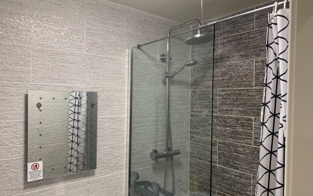 Stylish and Immaculate 2-bed Apartment in Leigh