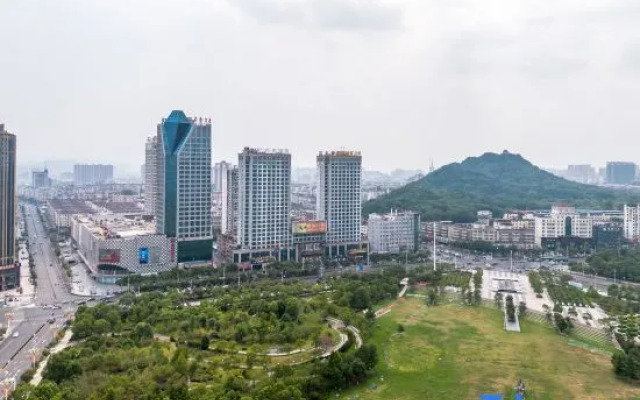 Xana Hotelle (Yichunshi Zhengfu Railway Station)