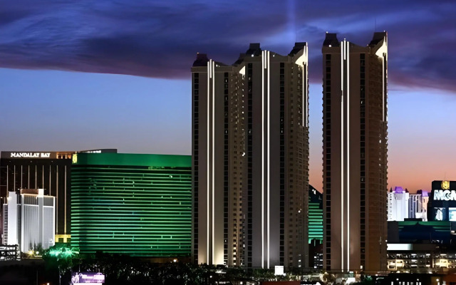 Luxury Suites International At The Signature
