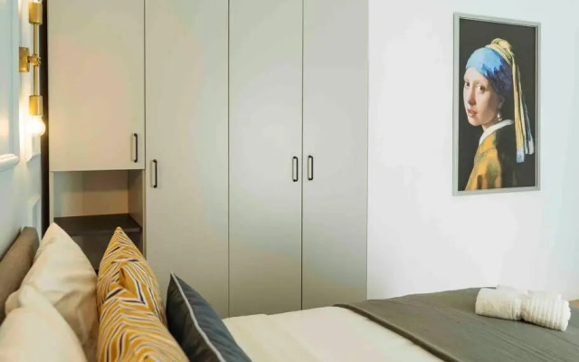 Bright 2BR Apartment - Top Location - City Balcony