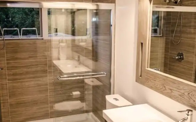 83mf - Lakeside - Hot Tub - Bbq - Dock - Sleeps 4 2 Bedroom Home by RedAwning