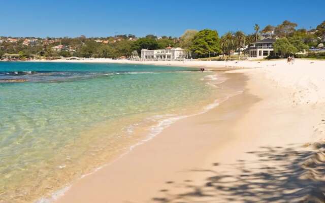 Balmoral Retreat a Garden Haven, 2 Min to Beach
