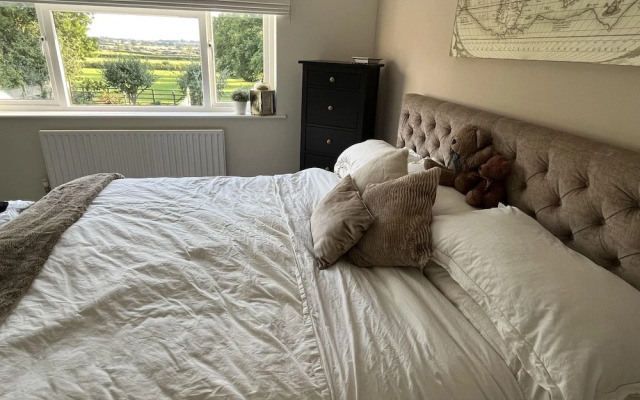 5 Bedroom, 4 Bathroom, Gym, Playroom, Country Home