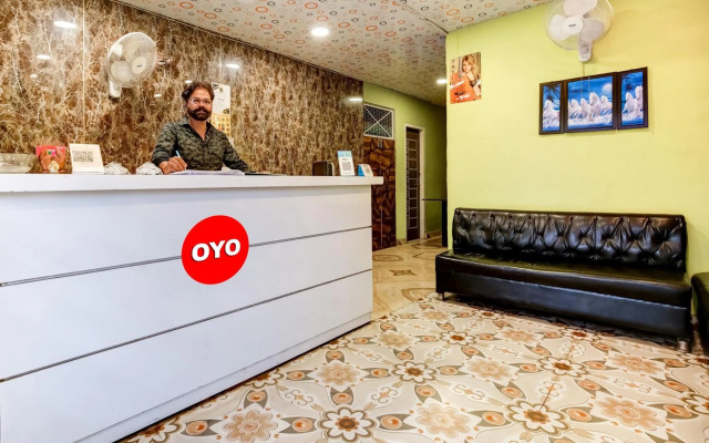 OYO Flagship 70340 Hotel Colour