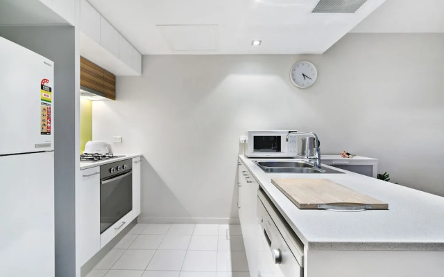 MIRANDA, 1BDR Docklands Apartment