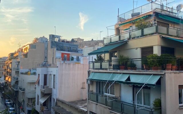 A Stroll to the Acropolis Athenian Homes