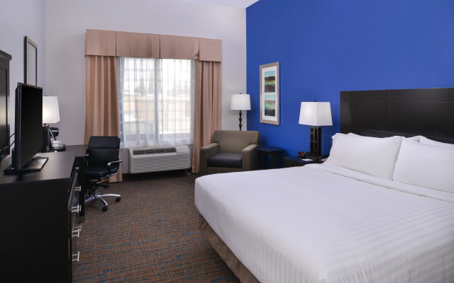Holiday Inn Express & Suites Bakersfield Airport by IHG