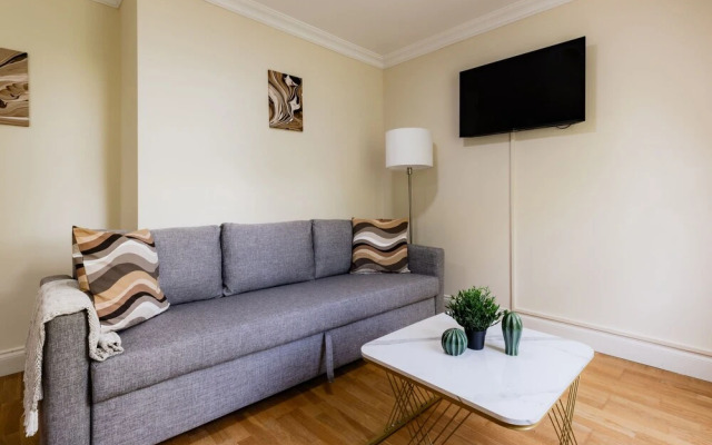 Warm Apartments in Queensway