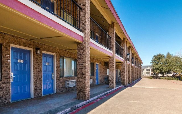 Motel 6 Arlington, TX - UTA