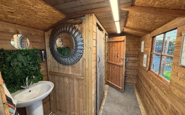 Hobbit Haven Hot Tub and Countryside Bliss