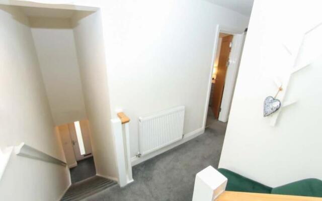 No11 Luxe Living Guest House-Sleeps 6-Family Friendly-Private Parking-Wifi-City-Beach