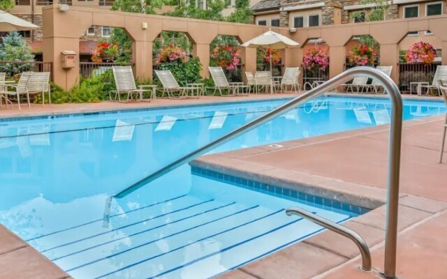 Ski in, Ski out, 2 Bedroom Luxury Residence with hot tub access and expansive views