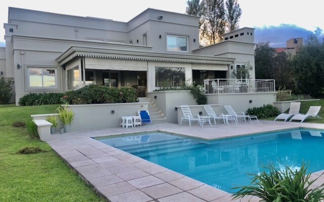 Acogedora Casa En Exclusivo Barrio