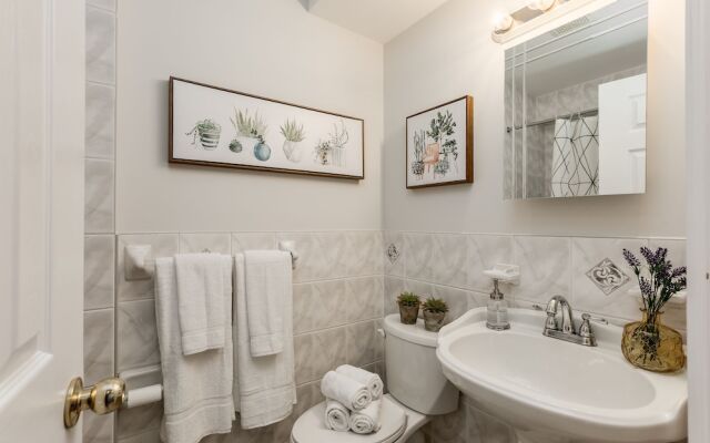 Homey & Elegant 3-bedroom House in the Annex