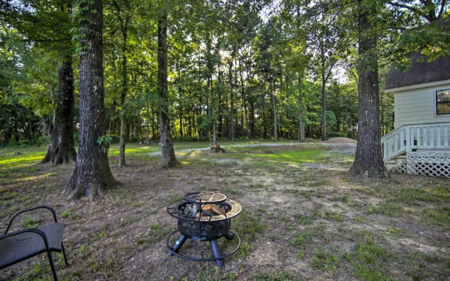 Peaceful Broken Bow Cottage w/ Fire Pit!