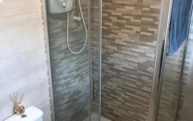 Cheerful 4 bedroom town house with bbq,