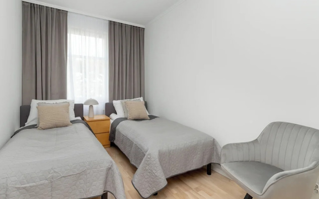 Spacious Apartment With Desk by Renters