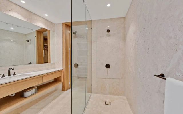 Modern 7BR Villa w Stunning Views of Golf Course