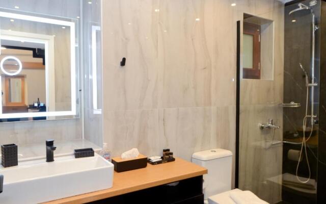 Roloi suites