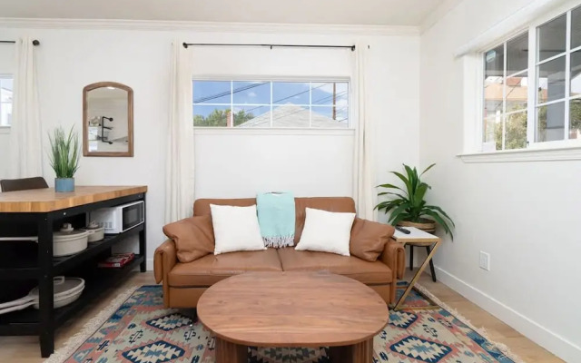 Modern 1-br Apartment Close to Downtown Vibes