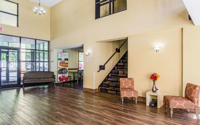 La Casa Inn & Suites - Middleboro