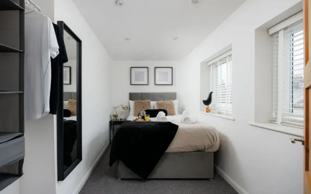 Modern 3 Bed Apartment - Parking