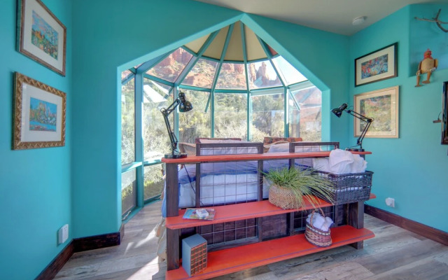 Amazing Views & On-site Hiking: Sedona Studio