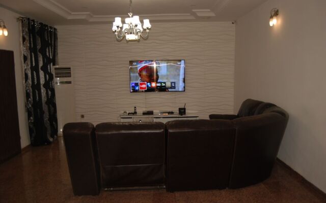 Kings Court Apartment