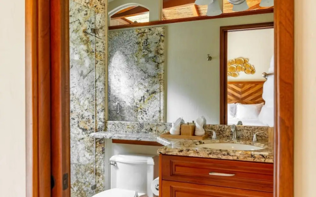 Exquisitely Adorned Luxury Unit Right on Flamingo Beach Sleeps 6