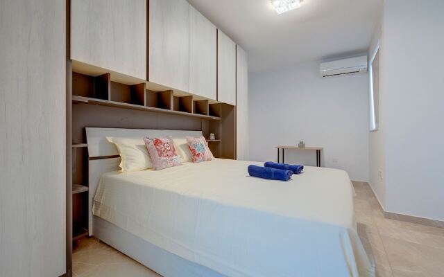 Modern 2BR Apartment in Central St Julian's