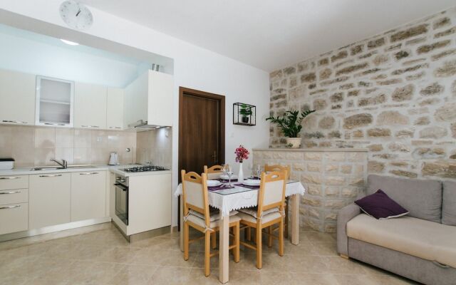 Modern Traditional Apartment w Patio, Near Beach