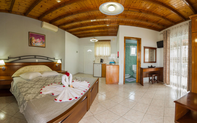 Makis Studios & Apartments