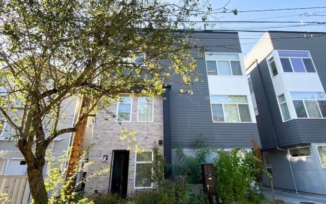 Chic Capitol Hill Townhome W Rooftop Deck And Ac 3 Bedroom Townhouse