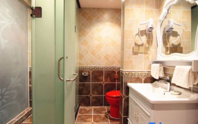 Shijia Fashion Hotel (Xinxiang East Railway Station)