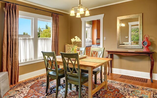 Phinneywood Bungalow - Two Bedroom Home with Fireplace