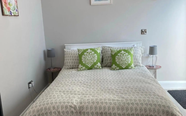 Hugo Mews Bright Studio Apartment