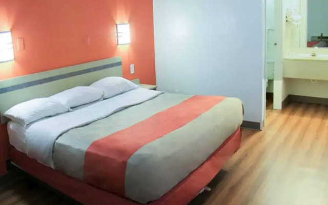 Motel 6 Enfield, CT - Hartford