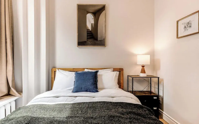 Historic Two Bedroom Facing Parliament