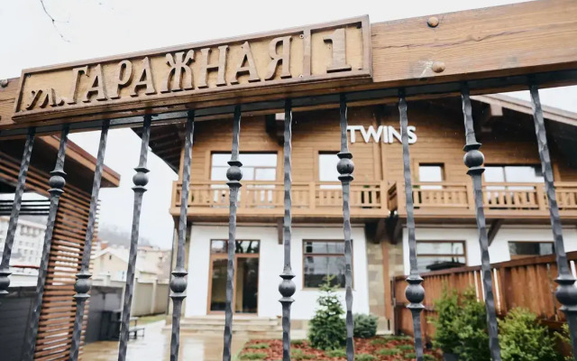 Chalet Twins (Chalet Twins)