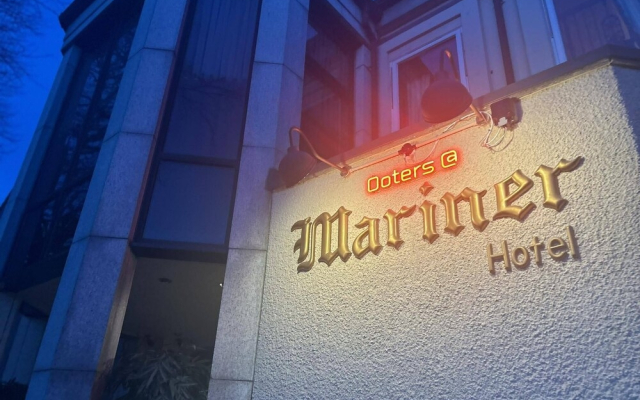 Ooters at The Mariner