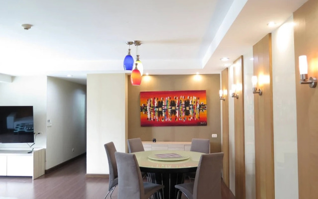 4B - 2 Bedroom Downtown Apartment With Shared Pool