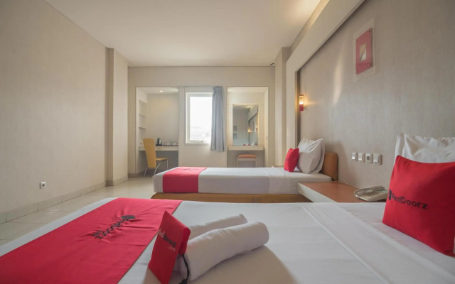 RedDoorz Plus near Kampung Gajah 3