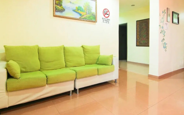 OYO 43962 Ezzy In Hotel