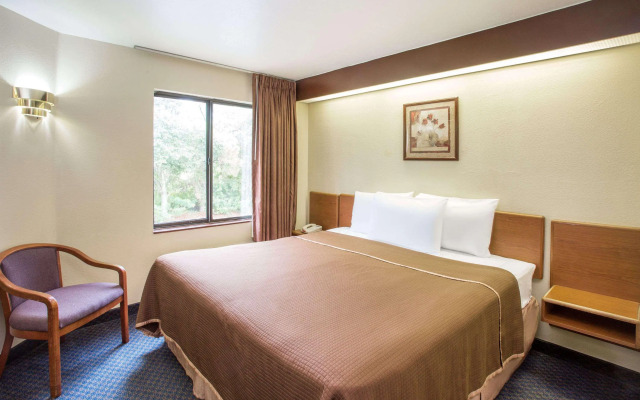 Travelodge by Wyndham Fort Myers Airport