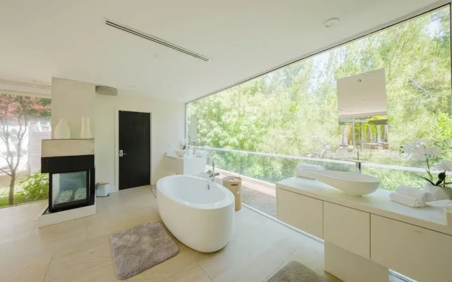 Zen Estate - Luxurious 5BR Beverly Hills Sanctuary With Pool & Canyon Views