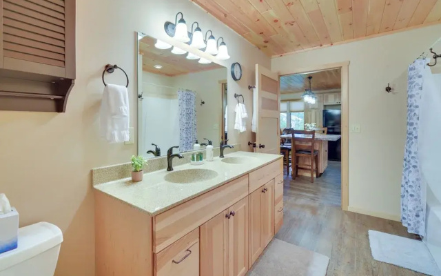 Cozy Cable Cabin Rental - Pet Friendly!