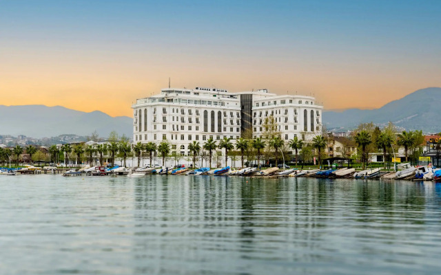 Wellborn Luxury Hotel