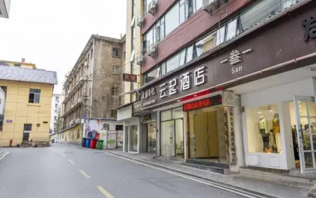 Yunqi Light Residence Hotel (Yisheng Square Pedestrian Street Branch)