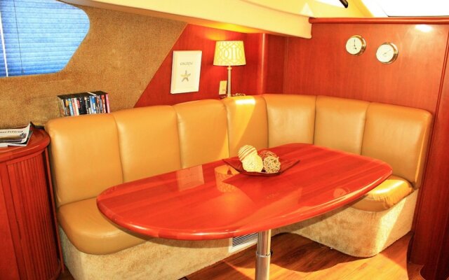Dockside Boat & Bed Long Beach